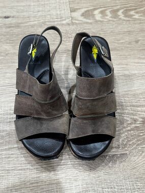 Volatile Leather Cork Wedge Sandals Brown Strappy Ankle Strap Size 8 NWOT